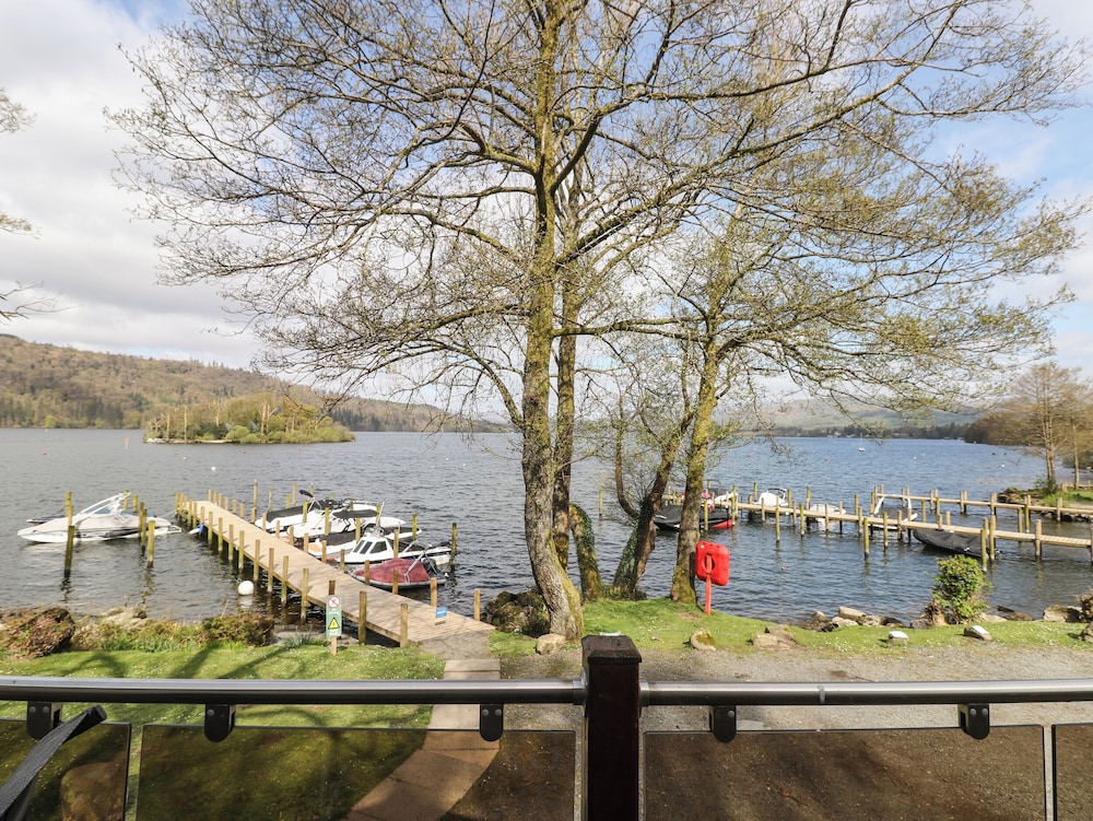 Shoreside Lodge