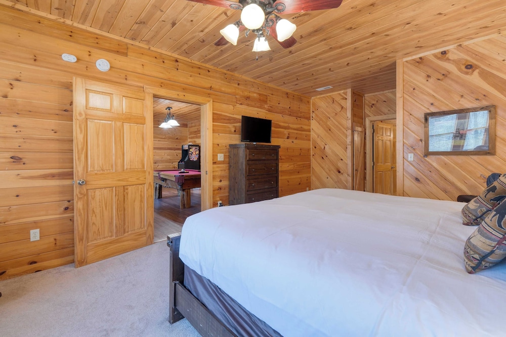 Hottub, Game Room, Forest Views, Near Gatlinburg Four Bears Lodge by Avantstay