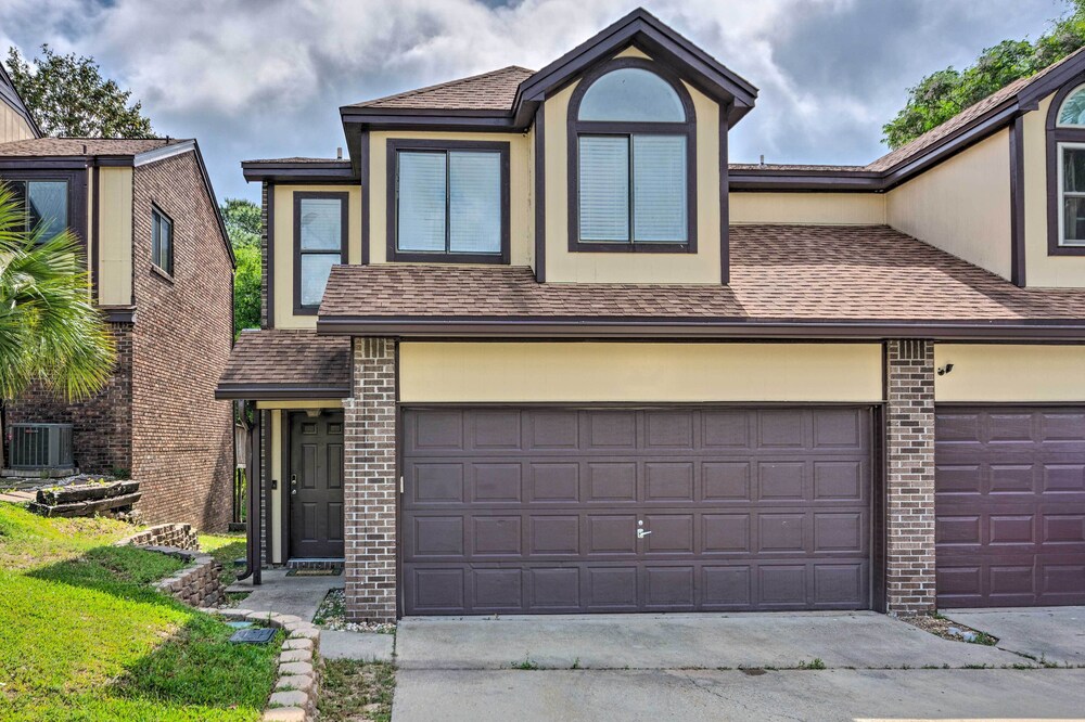 Updated Townhome w/ Deck ~ 12 Mi to Beaches!