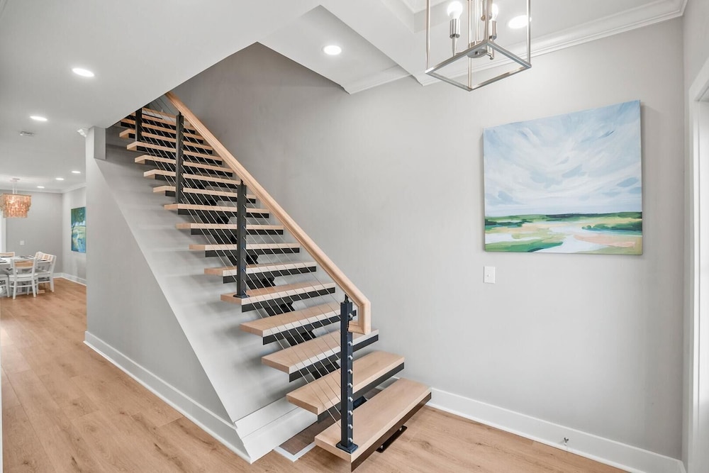 Spacious and Stylish 4-bed, 4.5-bath Home With Stunning Golf Views