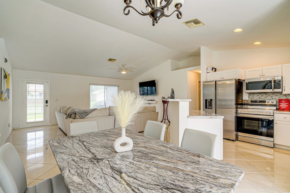 Quiet Neighborhood! Poolside Oasis in Cape Coral