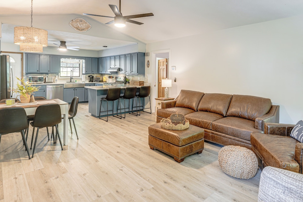 5 Mi to Dtwn Hiawassee: Creek-front Home w/ Deck