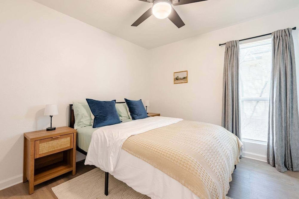 Modern 3br Townhouse Near Brushy Creek 3 Bedroom Duplex