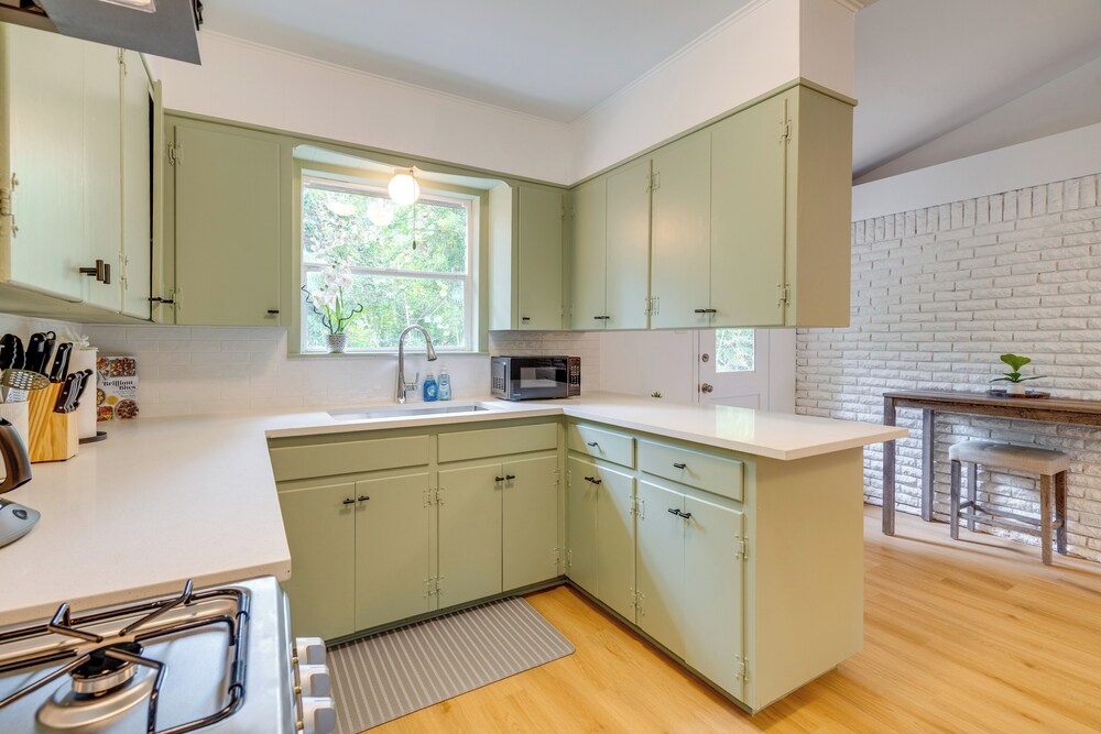 1/2 Mi to UT Austin Campus: Well-equipped Duplex!