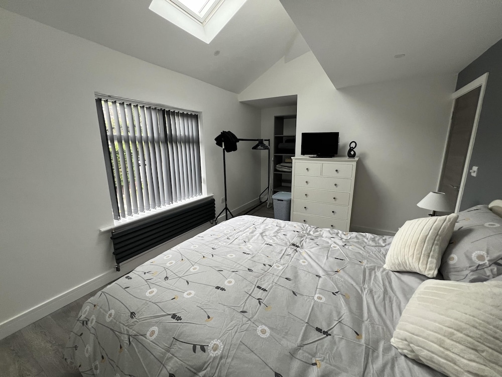 Whole House -sleeps4-parking-garden-bikinghiking