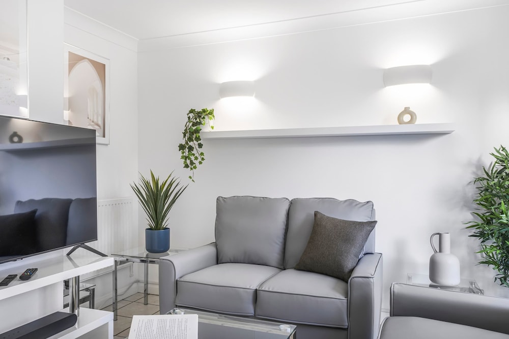 Elegant 4BR House Near City Centre Angus Suites