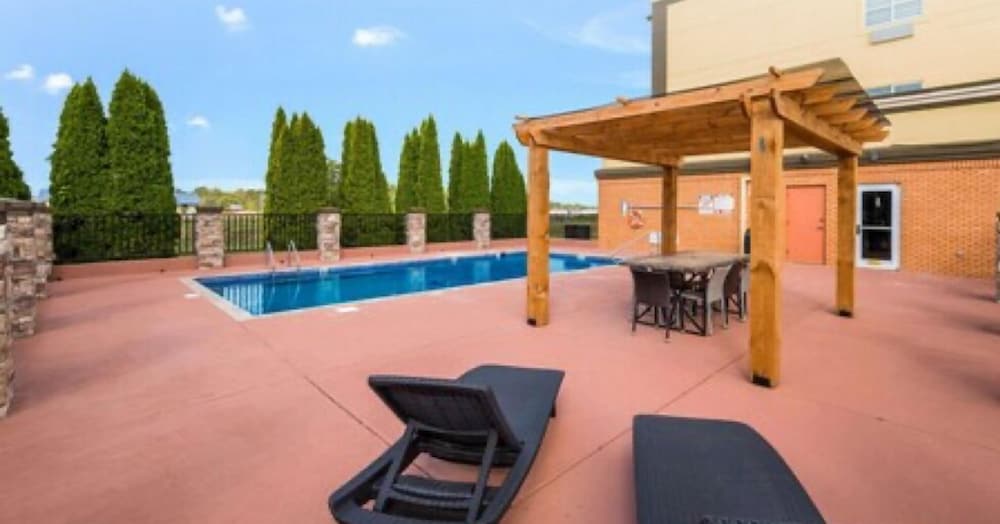 Hotel Clarion Pointe Madison Huntsville - Image 1