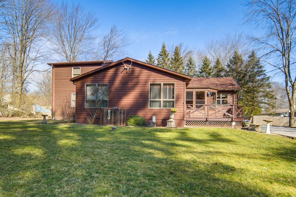 Charming Pymatuning Lake House Near Park & Beach view 3