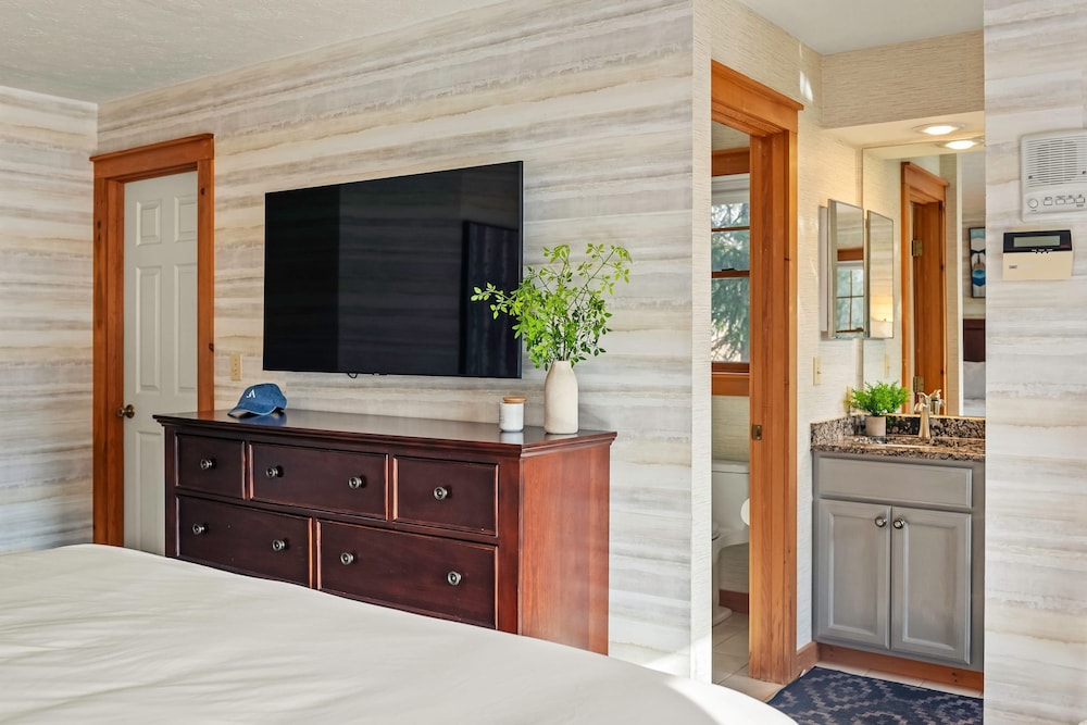 Mountain Escape With Game Room Balcony Stunning Views in the Poconos Christina