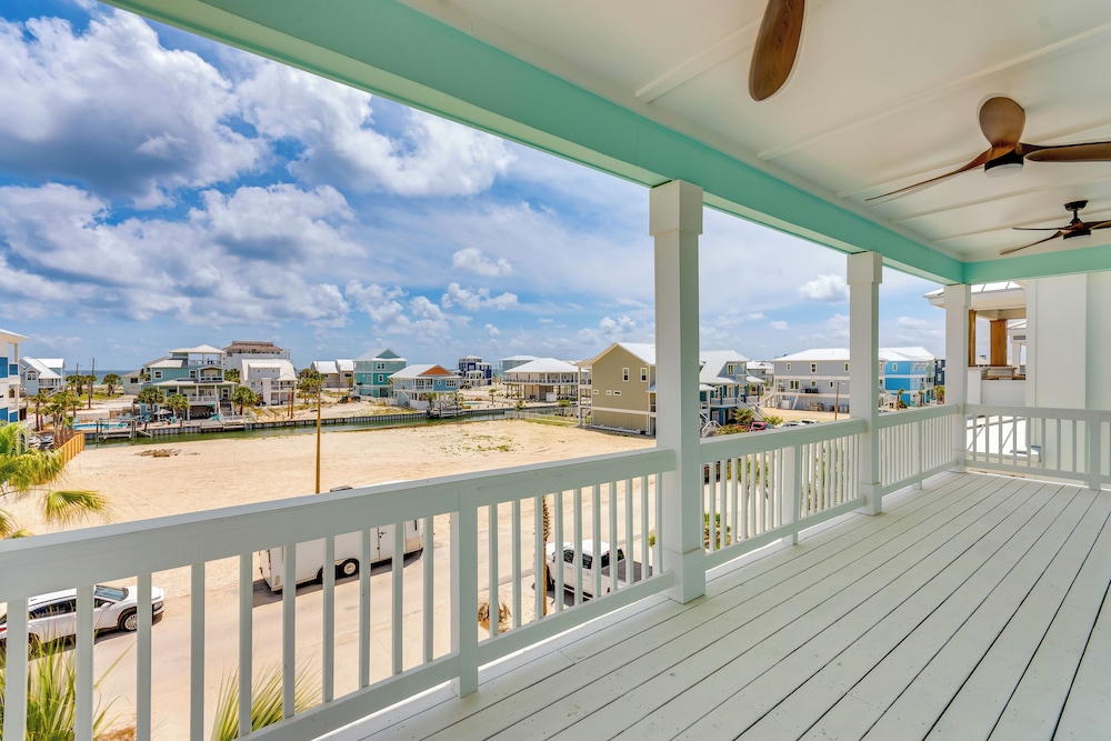 Walk to Beach: Home w/ Ocean View in Navarre!