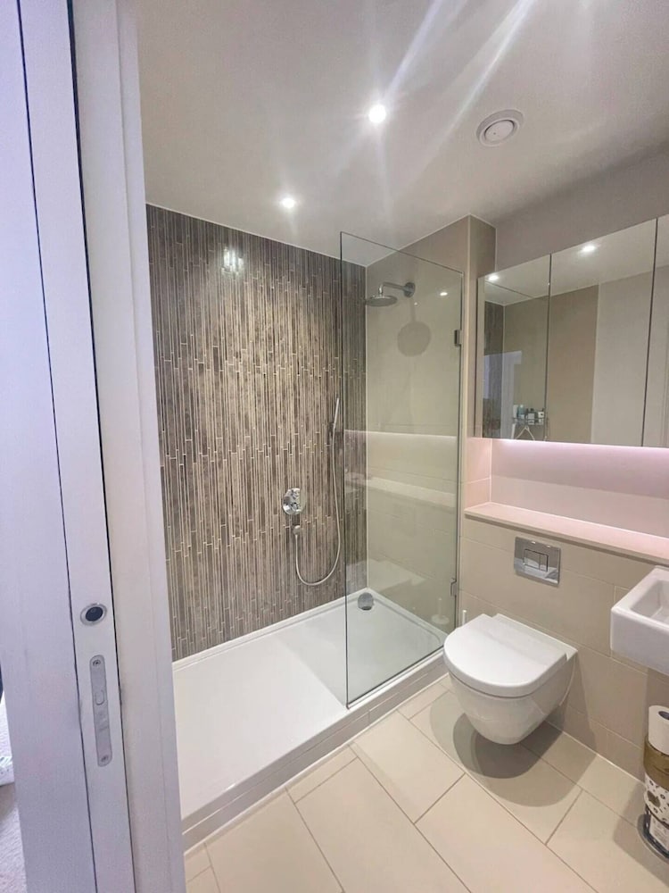 Chic 2BD Flat With Private Balcony - Greenwich
