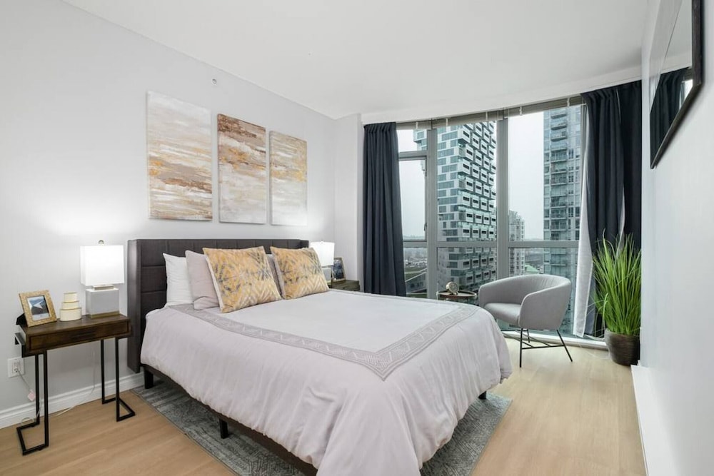 1 Bdrm With View of Ocean Very Centrally Located