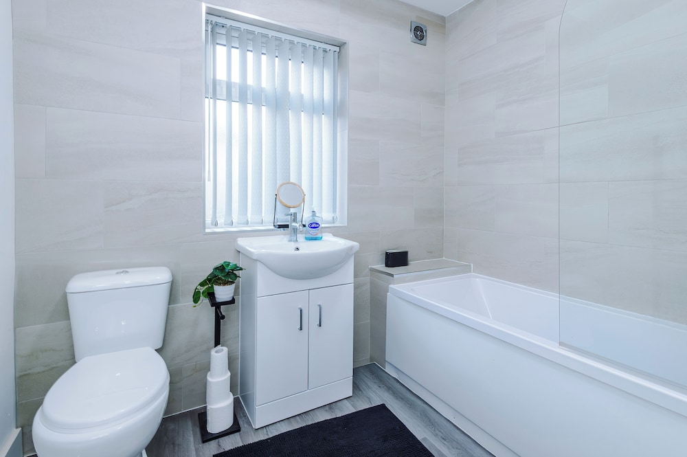 Cosy 2 bed house - 15 minutes from City