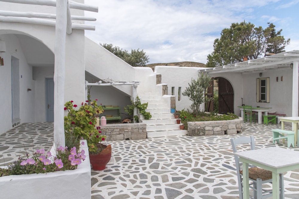 Thalassitra Private Pool Suites & Spa