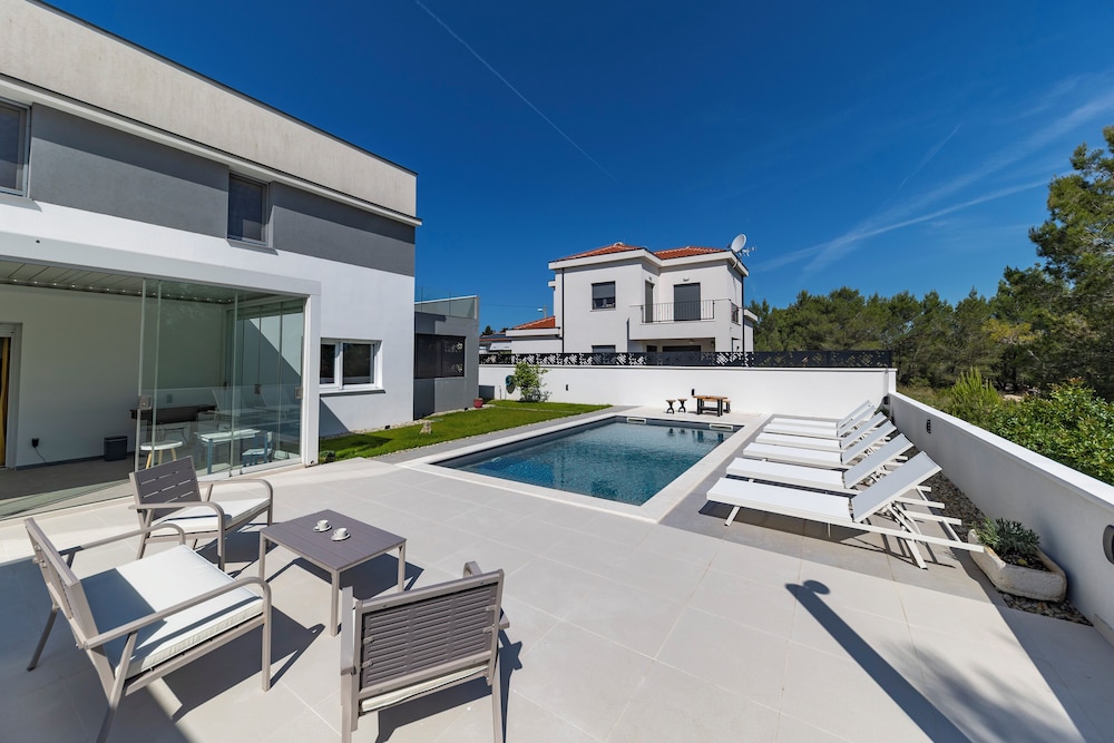 Alba Family Home