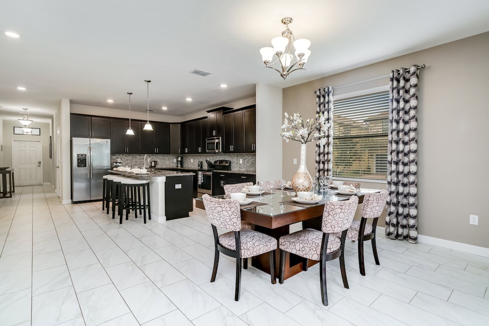 6bed 5Ba Villa Game Room Pool Spa