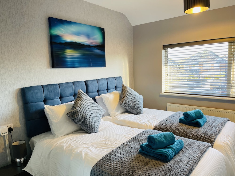 Beautiful 4-bed House in Birmingham Airport NEC view 2
