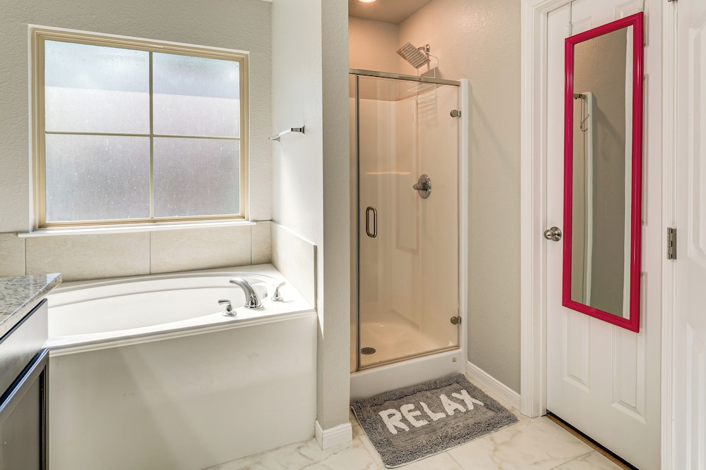 9 Mi to College Station: Dog-friendly Home w/ Yard