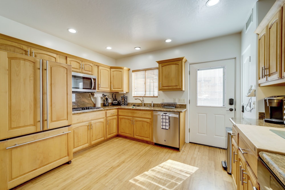 Thunder Mtn Views: Walkable Home in West Sedona!