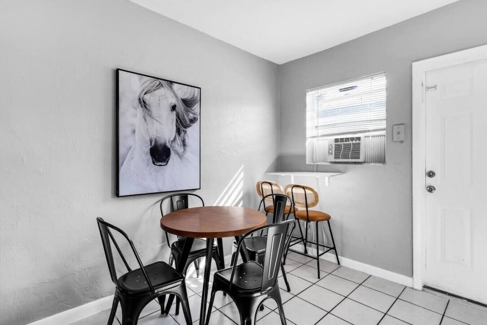 Beachside 1BR Nook Near Airport Free Parking