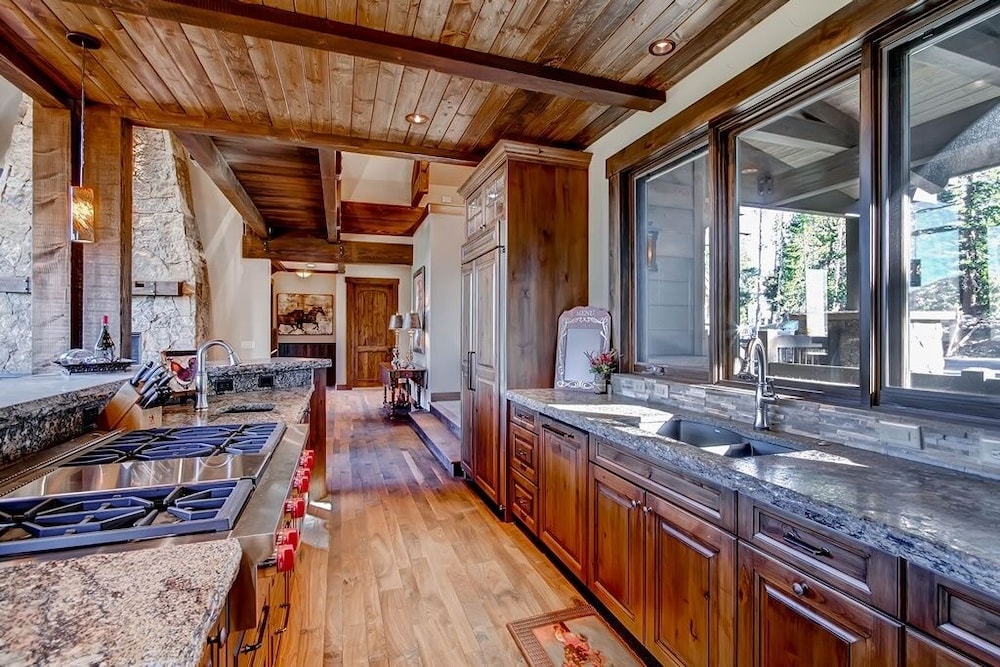 Three Sisters Lookout 5 Bedroom Home