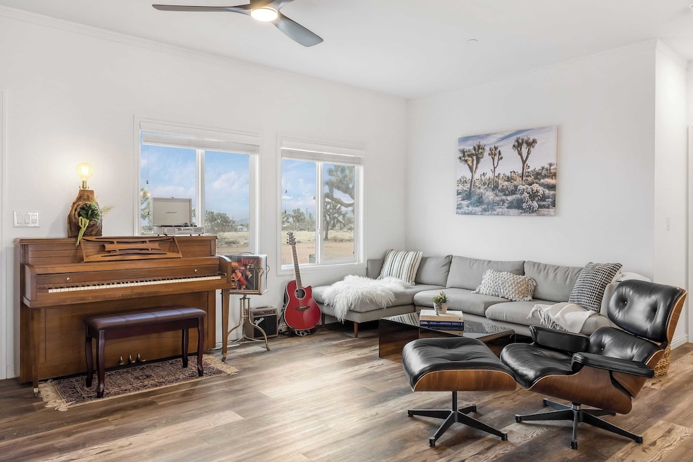 Pool, Spa, Pickleball & Piano Near Pioneertown Harmony House by Avantstay