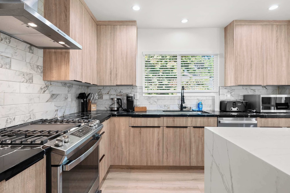 Not Affected by the Fire/spacious Modern Retreat w Luxury Amenities & Style