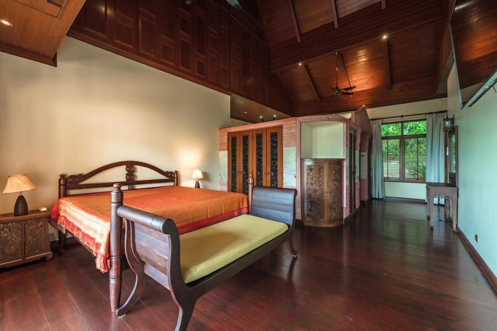 6BR Luxury Retreat in Layan Phuket V159