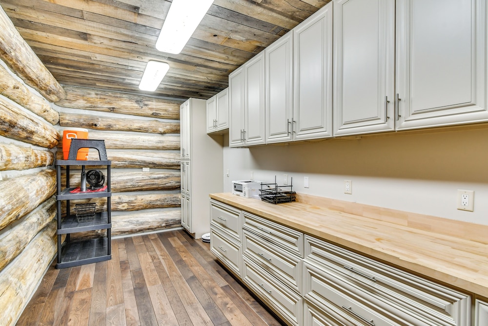 Perfect for Families: Custom-built Harrison Cabin!