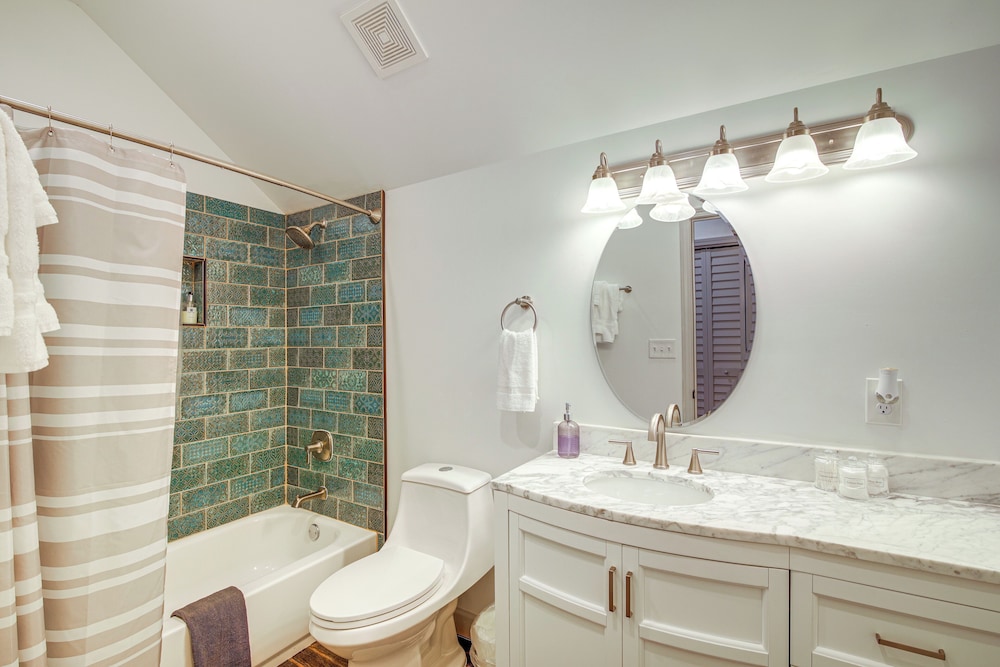 Walk to Eats: Midtown Memphis Home w/ Patio!