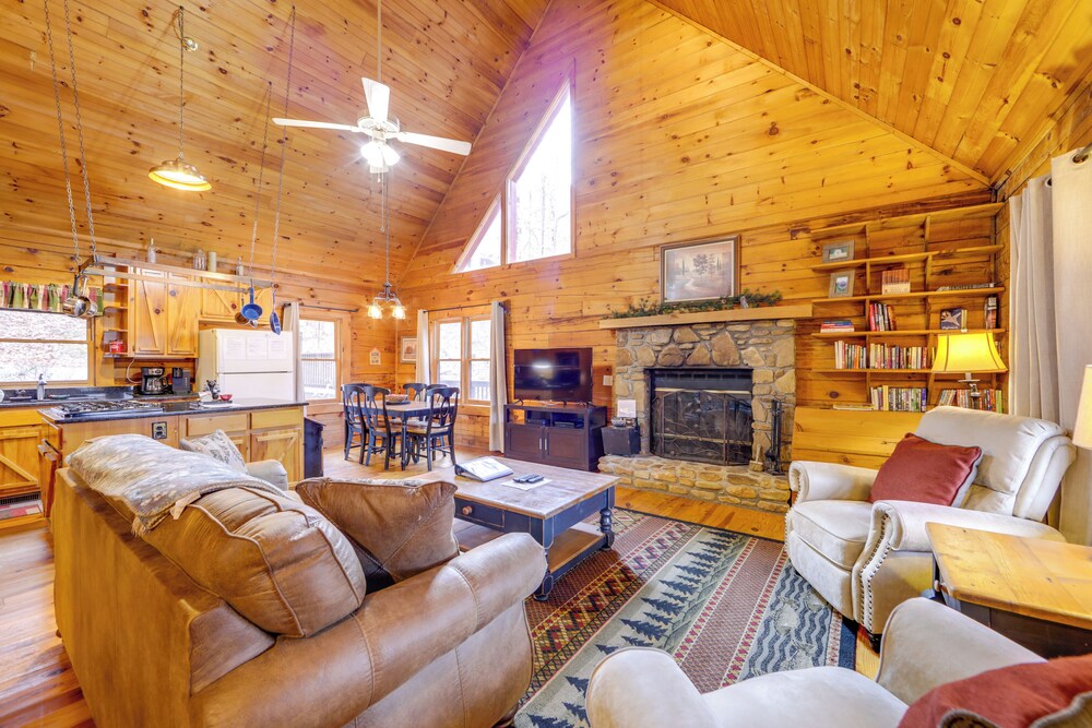 Creek On-site! Cabin 7 Mi to Cataloochee Ski Area
