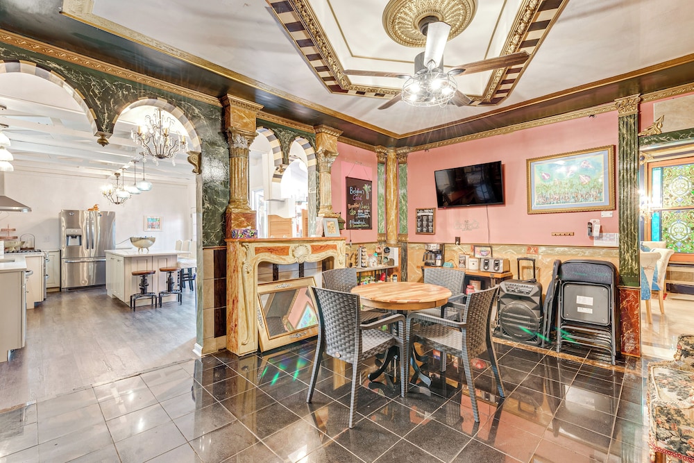 Near Downtown Scranton: Getaway w/ Patio