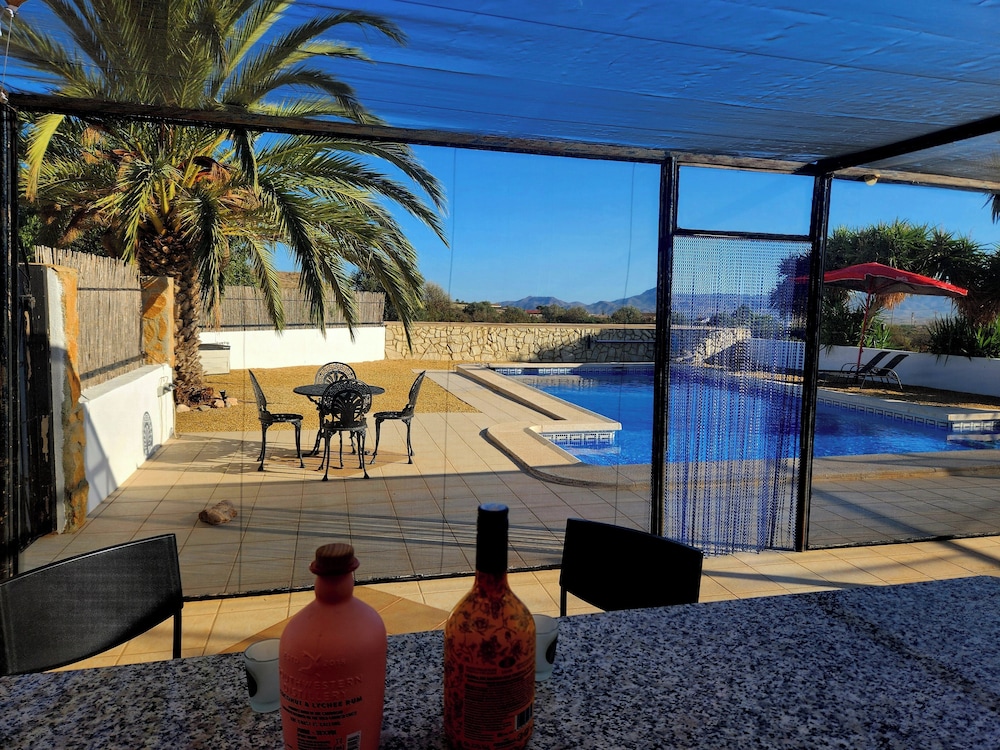Casita-2guests-pool-patio-bbq-parking-fireplace