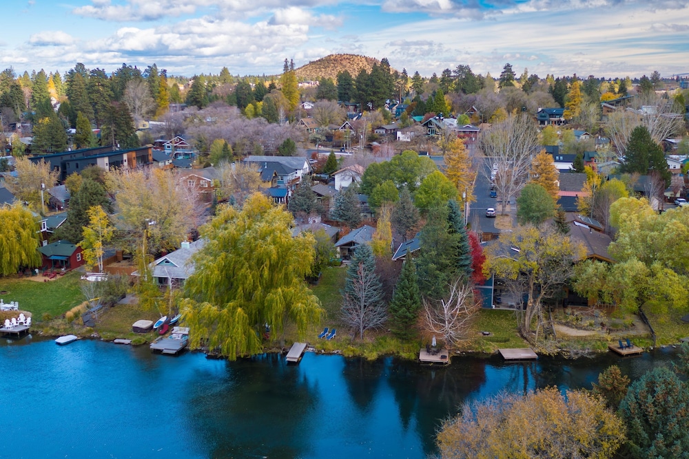 Riverfront Bend by Avantstay Private Dock Kayaks Large Yard w Views Hot Tub