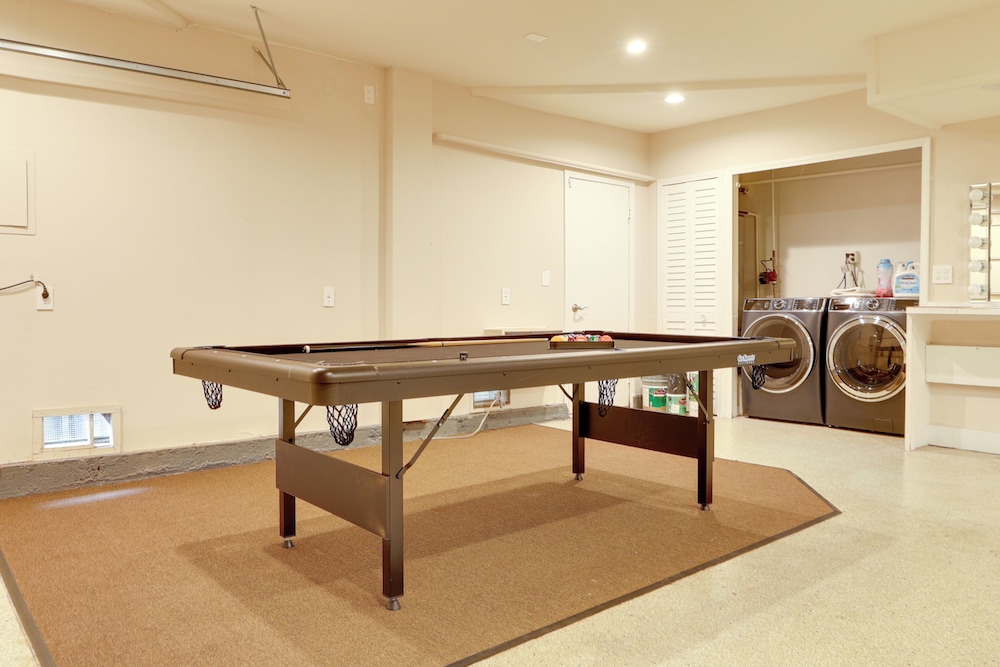 2 Mi to Promenade at Westlake: Mtn-view Haven!