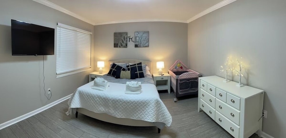 Bright 2BR Townhome Pool & Beach Minutes Away