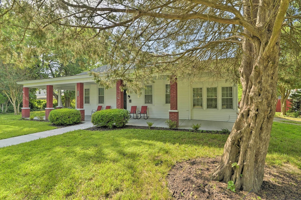 Hampton Sanctuary w/ Fire Pit & Fenced Yard! in Hampton, US