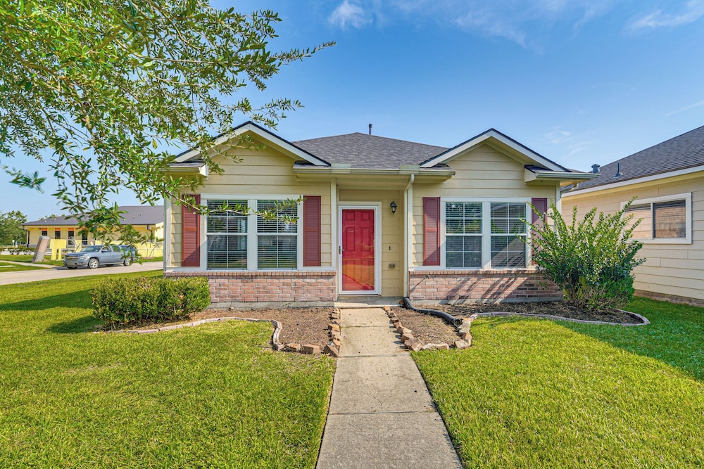< 1 Block to Park: Family-friendly Houston Home!