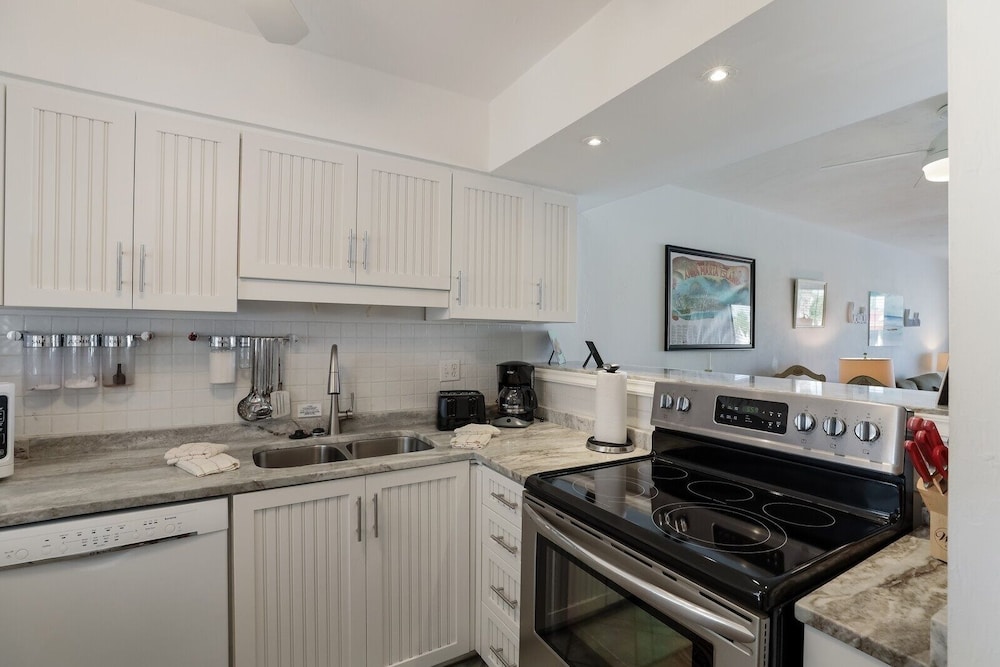 Fun N Sun 1 Bedroom Condo by RedAwning view 4