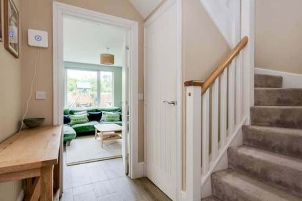 Family-friendly Getaway - Garden Parking Sleeps 7