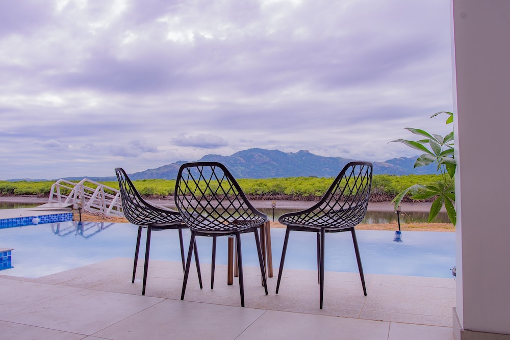 Lake Side Deluxe Villa - Image 1