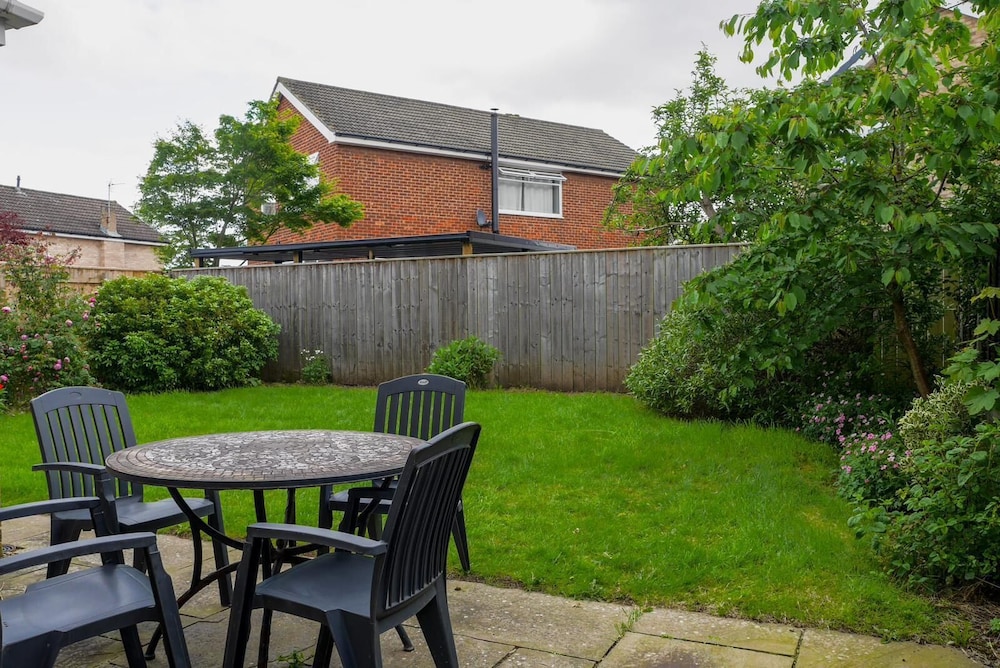 Stylish 4 Bed Apartment- Private Garden & Sleeps 8