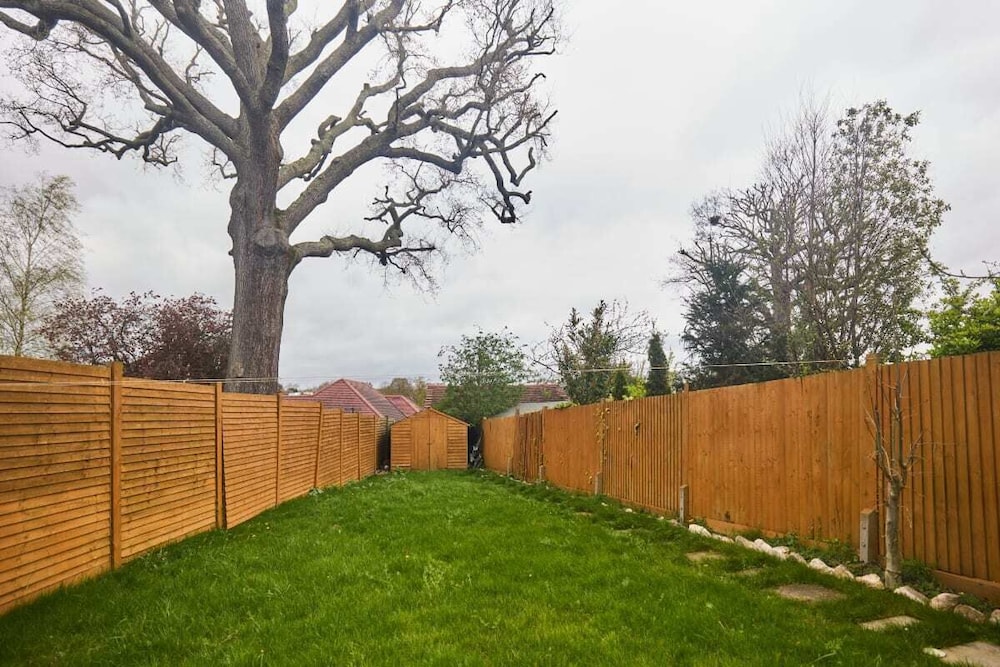 The Enfield Place - Elegant 4bdr House With Garden