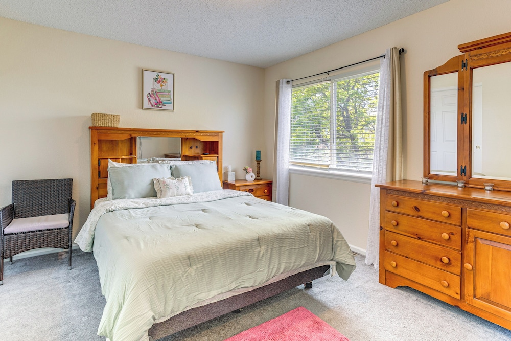 Pet-friendly Retreat w/ Fenced Yard in Denver