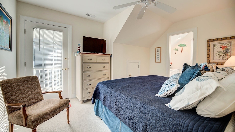Inviting Beach Retreat With Wonderful Lake Views To Relax And Enjoy 5 Bedroom Home by Peace Vacations