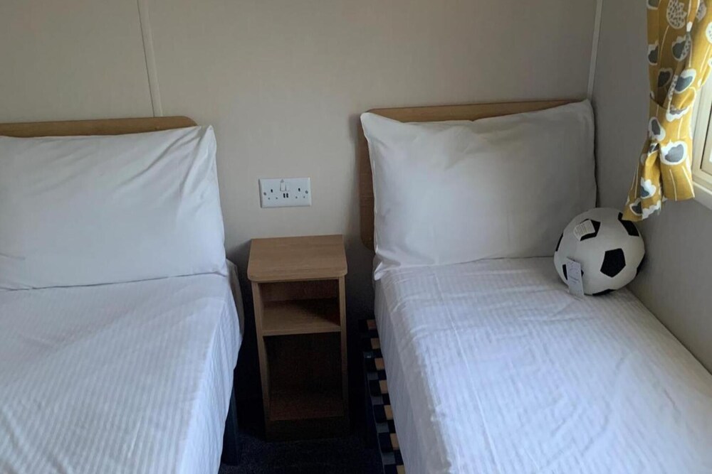 3 Bed Cabin - Sleeps 8 - Wifi, Free Parking, Pets