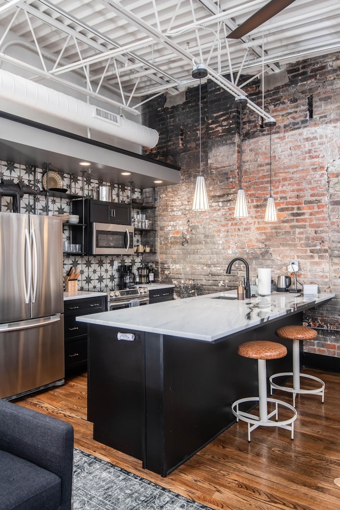 80 LEX 204 Industrial Chic Free Parking