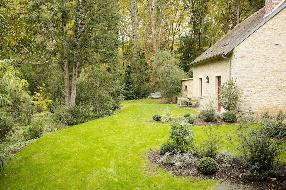 Le Hameau de Courances view 2