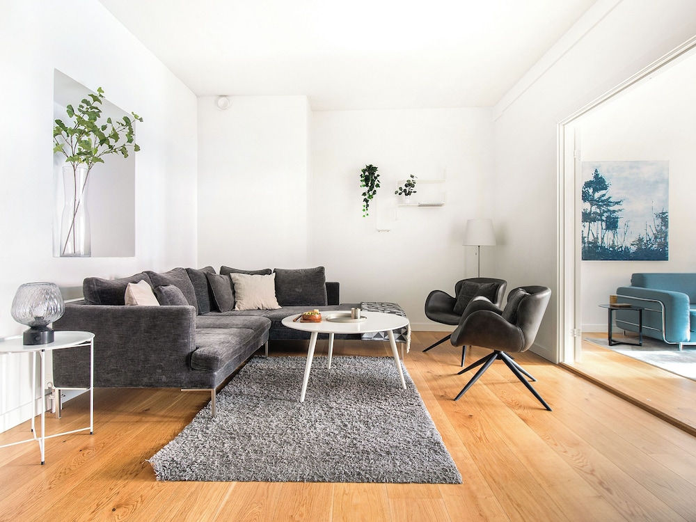 Sanders Leaves - Charming 3-bdr Apt With City View