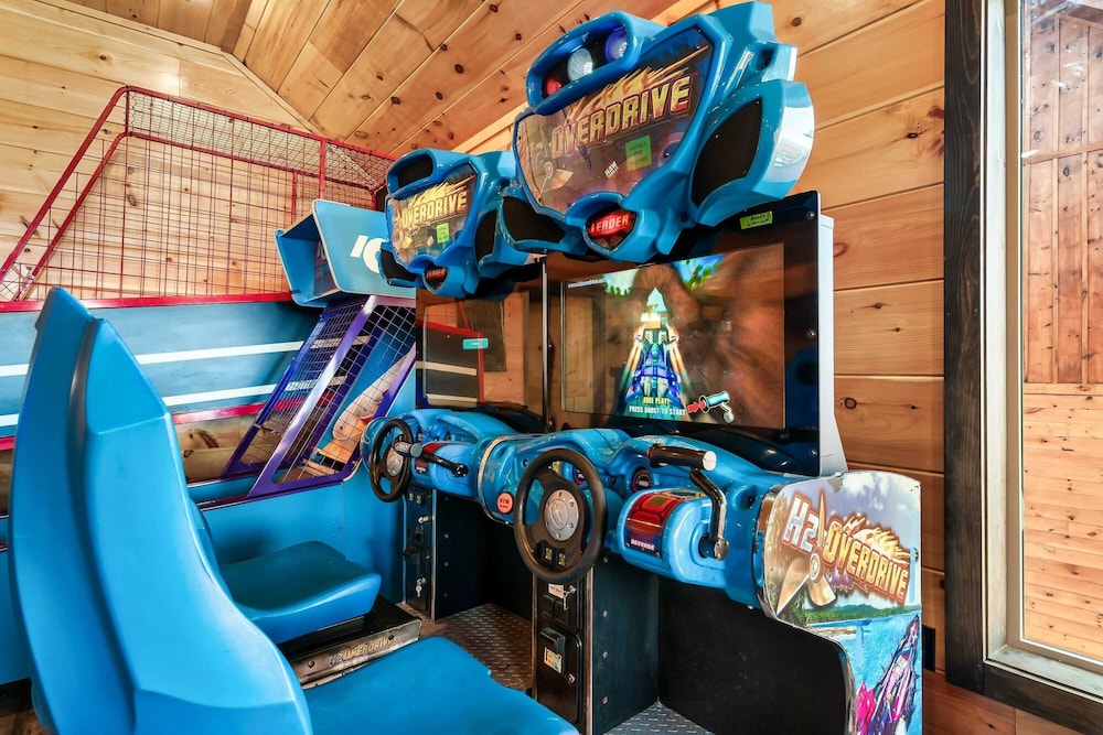 2 Homes Firefly Trail Way by Avantstay Sleeps 28, Indoor Pool + Hot Tub + Movie Theater & Game Room